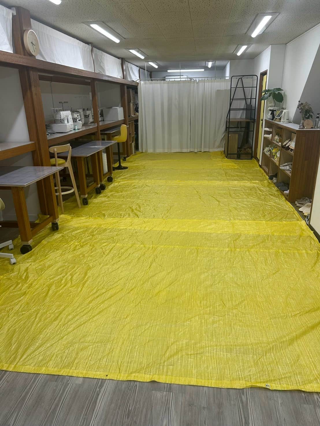 作業台を壁側に寄せ、床に黄色いシートを広げたイベント時の配置