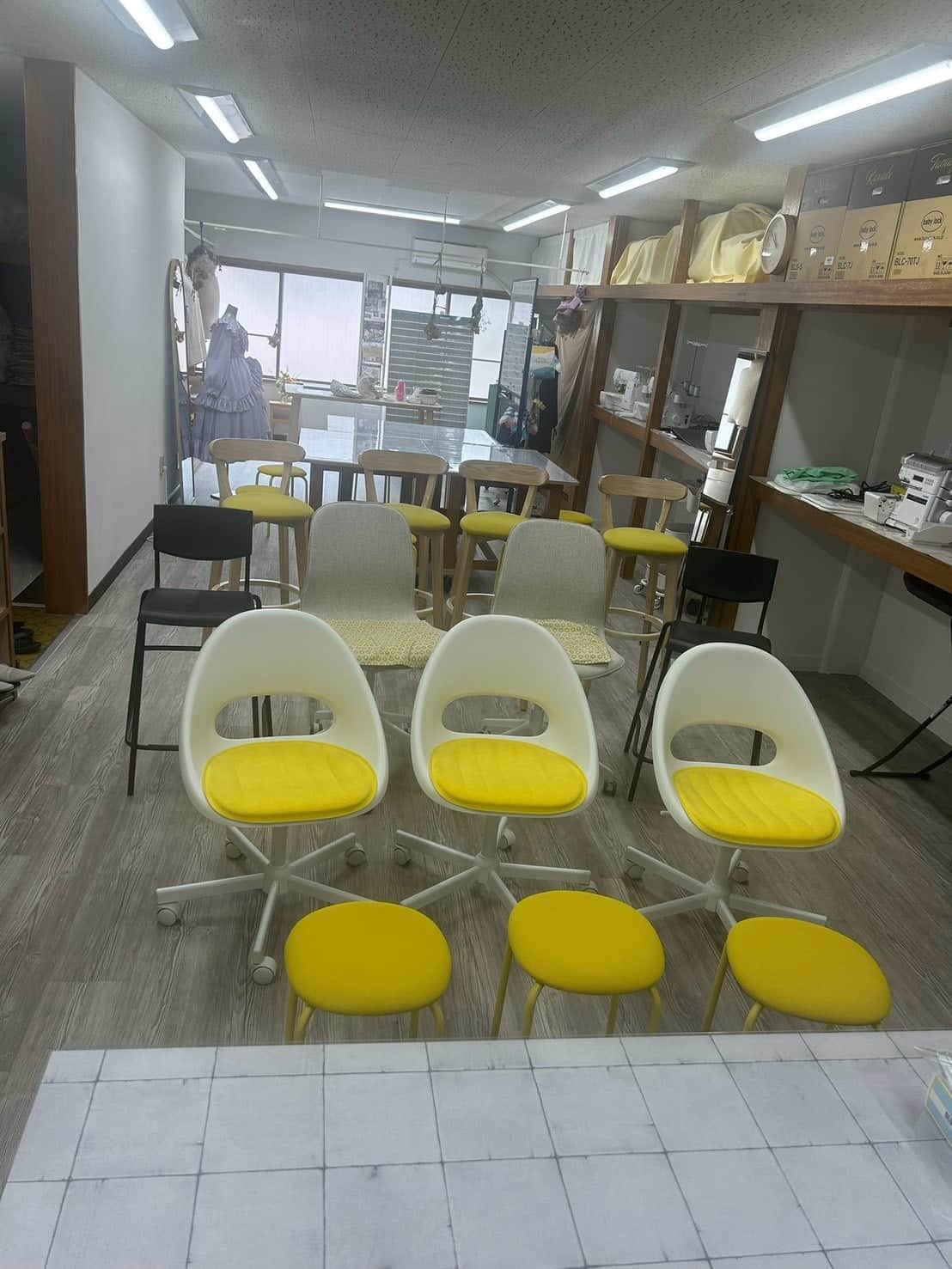 椅子を列に並べたイベント時の配置。奥に大テーブルと窓が見える