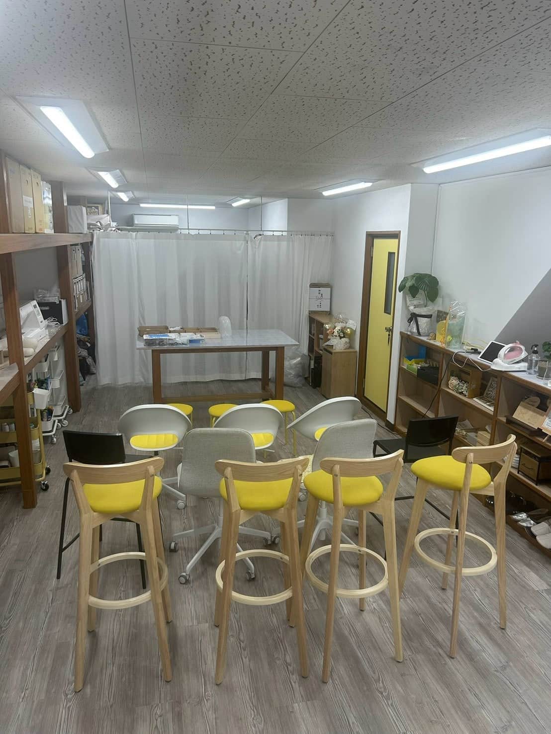 椅子を前向きに並べ、奥に作業台を置いた講座・説明会スタイルの配置