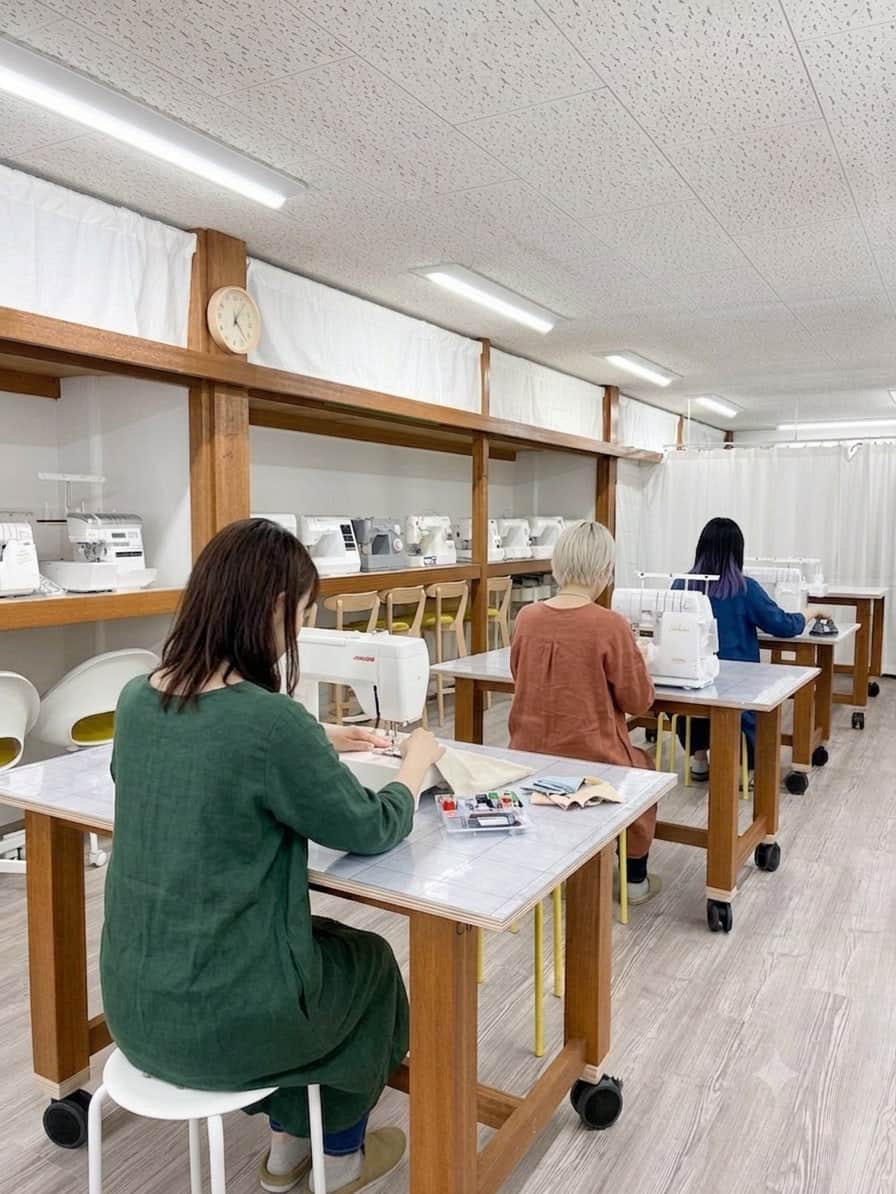 作業台でそれぞれミシンを使って制作する利用風景